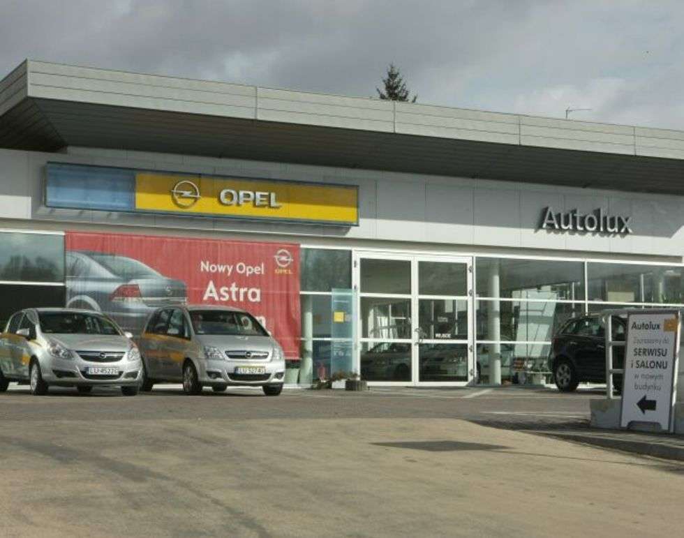  AUTOLUX – DW DILER 21<br>Diler Opla.
Firma Autolux Sp. z o.o. powstala w 1991 roku, wtedy takze uzyskala autoryzacje General Motors i stala sie pierwszym na LubelszczyLnie punktem dealerskim firmy Opel. Firma posiada nowoczesny i przestronny salon w którym kazdy moze swobodnie obejrzec i przetestowac wiekszośc oferowanych samochodów. Autolux to takze profesjonalny punkt serwisowy. 9 stanowisk oraz kadra wysoko wykwalifikowanych pracowników zapewnia wysoki poziom obslugi serwisowej zarówno w okresie gwarancyjnym jak i pogwaranacyjnym.
20-064 Lublin, ul. Pólnocna 56, tel. 081 740 40 20 (salon w. 102 i 103), 740 30 00 (serwis w. 107 i 108), fax 740 30 00 (w. 116), www.autolux.com.pl. Godziny otwarcia: salon 8–18 (sobota 8–16), serwis 7–19 (sobota 7–16). 
<br>Jeśli chcesz oddac glos na<b>AUTO LUX  </b>wyślij SMS-a o treści <b>DW DILER 21</b> pod numer <b>7168</b>. Koszt wyslania 1 SMS-a wynosi 1,22 zl z VAT
