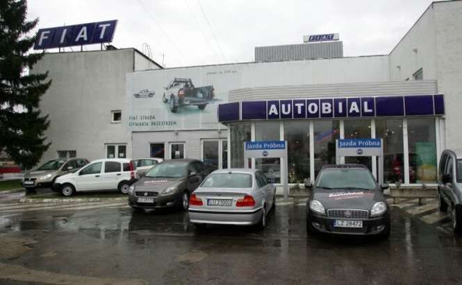 FIAT AUTOBIAL – DW DILER 6<br>
Autoryzowany przedstawiciele Fiat Auto Poland na terenie Zamojszczyzny od 1998. Od 2004 posiada równiez salon w Lublinie. Prowadzi sprzedaz oraz serwis wszystkich modeli osobowych i dostawczych Fiata.
Oprócz sprzedazy nowych samochodów, cześci zamiennych i serwisu oferuje uslugi ubezpieczeniowe, kredytowe, leasingowe, odkup i sprzedaz samochodów uzywanych.
20-954 Lublin, ul. Melgiewska 11, tel. 081 749 68 49 i 746 57 90 (salon), 749 48 09 (serwis), fax 746 57 91, www.autobial.com.pl. Godziny otwarcia: salon 8–18 (sobota 9–14), serwis 7–21 (sobota 7–15). 22-400; Zamośc, ul. Lwowska 40, tel. 084 638 15 70 (salon), (084) 639 15 87 (serwis), fax 084 638 50 66, www.autobial.com.pl. Godziny otwarcia: salon 8–18 (sobota 8–14), serwis 7–21 (sobota 7–15).
<br>Jeśli chcesz oddac glos na FIAT AUTOBIAL wyślij SMS-a o treści <b>DW DILER 6</b> pod numer <b>7168</b>. Koszt wyslania 1 SMS-a wynosi 1,22 zl z VAT
