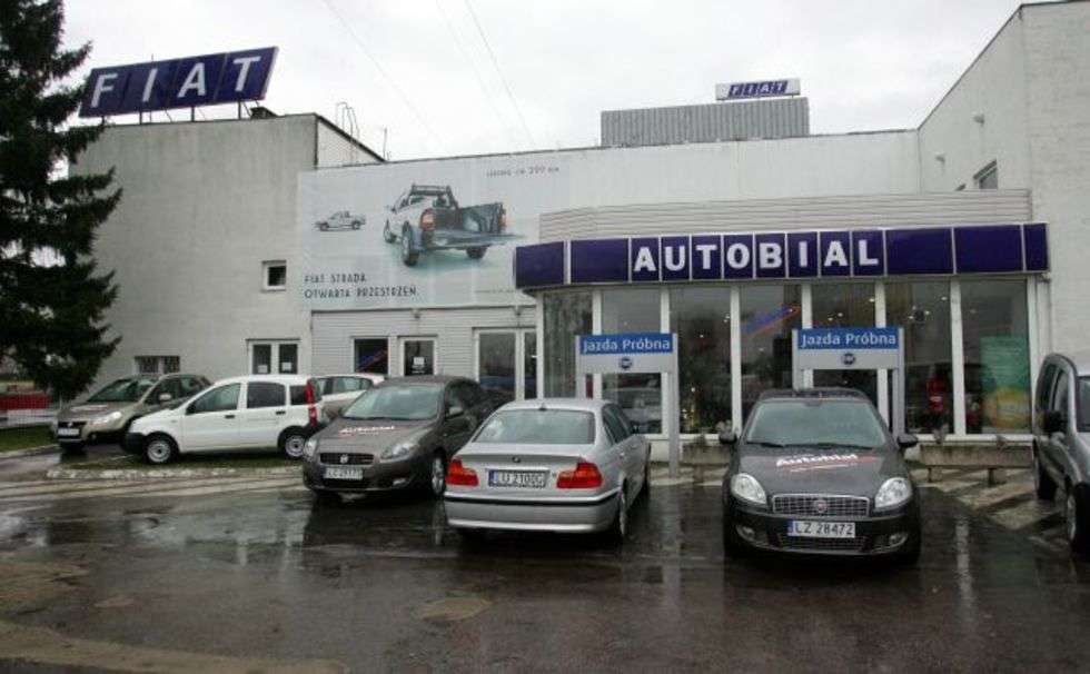  FIAT AUTOBIAL – DW DILER 6<br>
Autoryzowany przedstawiciele Fiat Auto Poland na terenie Zamojszczyzny od 1998. Od 2004 posiada równiez salon w Lublinie. Prowadzi sprzedaz oraz serwis wszystkich modeli osobowych i dostawczych Fiata.
Oprócz sprzedazy nowych samochodów, cześci zamiennych i serwisu oferuje uslugi ubezpieczeniowe, kredytowe, leasingowe, odkup i sprzedaz samochodów uzywanych.
20-954 Lublin, ul. Melgiewska 11, tel. 081 749 68 49 i 746 57 90 (salon), 749 48 09 (serwis), fax 746 57 91, www.autobial.com.pl. Godziny otwarcia: salon 8–18 (sobota 9–14), serwis 7–21 (sobota 7–15). 22-400; Zamośc, ul. Lwowska 40, tel. 084 638 15 70 (salon), (084) 639 15 87 (serwis), fax 084 638 50 66, www.autobial.com.pl. Godziny otwarcia: salon 8–18 (sobota 8–14), serwis 7–21 (sobota 7–15).
<br>Jeśli chcesz oddac glos na FIAT AUTOBIAL wyślij SMS-a o treści <b>DW DILER 6</b> pod numer <b>7168</b>. Koszt wyslania 1 SMS-a wynosi 1,22 zl z VAT

