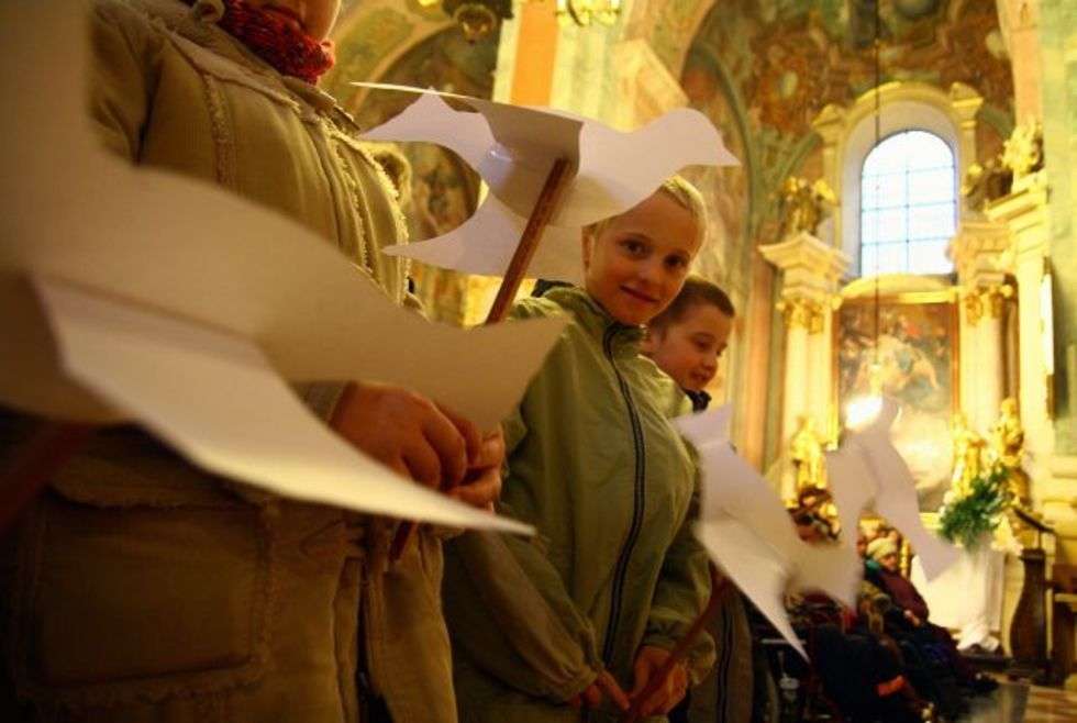  W Lublinie kilka tysiecy mlodych ludzi przeszlo ulicami Lublina w Papieskim Marszu Solidarności. 

