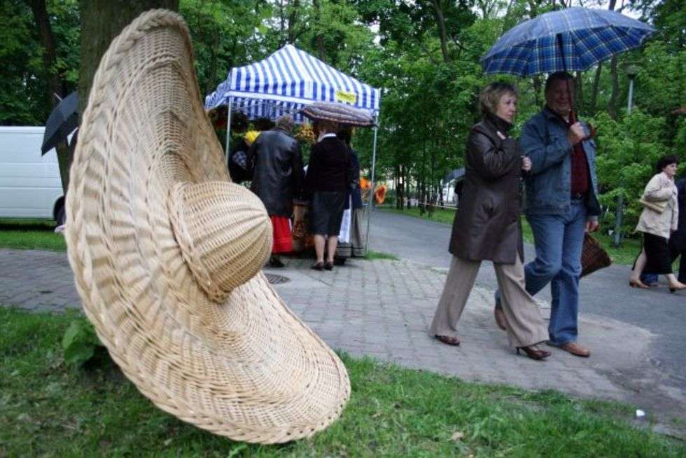  Deszczowa pogoda nie zniechecila mieszkanców Tomaszowa Lubelskiego.