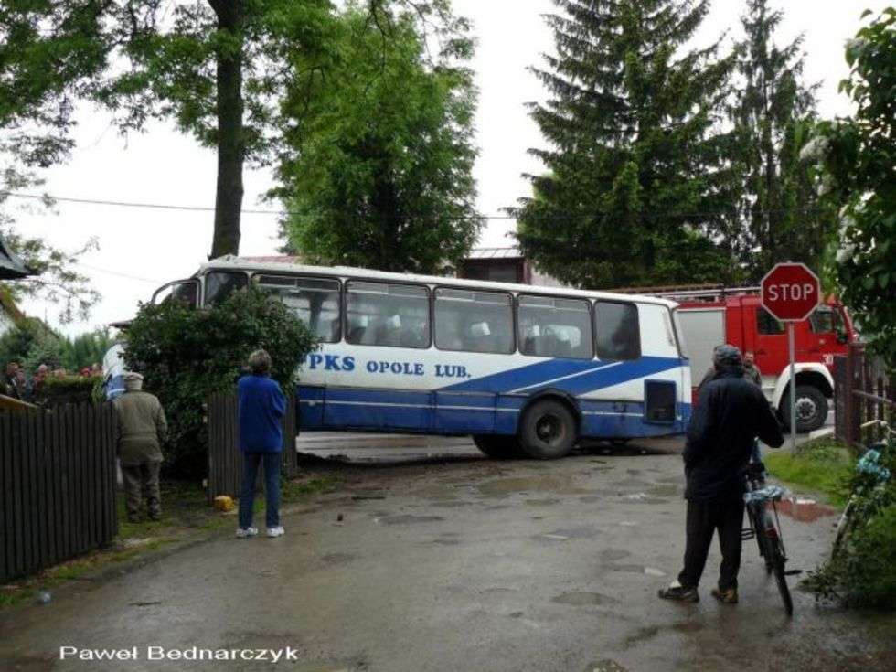  Belzyce. Autobus PKS, jadący z Belzyc do Lublina, zjechal na pobocze i uderzyl w drzewo. 
