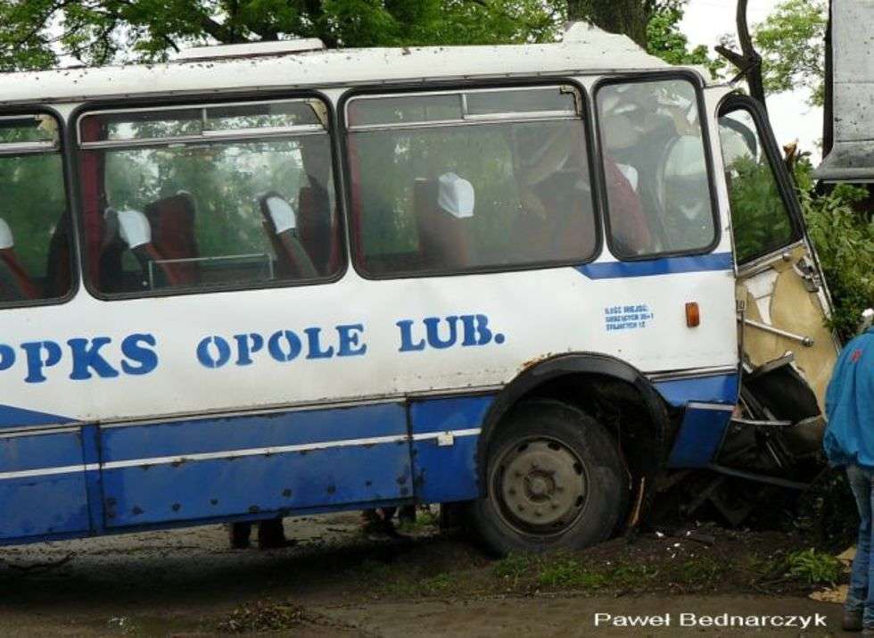  Belzyce. Autobus PKS, jadący z Belzyc do Lublina, zjechal na pobocze i uderzyl w drzewo. 
