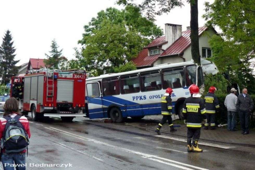  Belzyce. Autobus PKS, jadący z Belzyc do Lublina, zjechal na pobocze i uderzyl w drzewo. 
