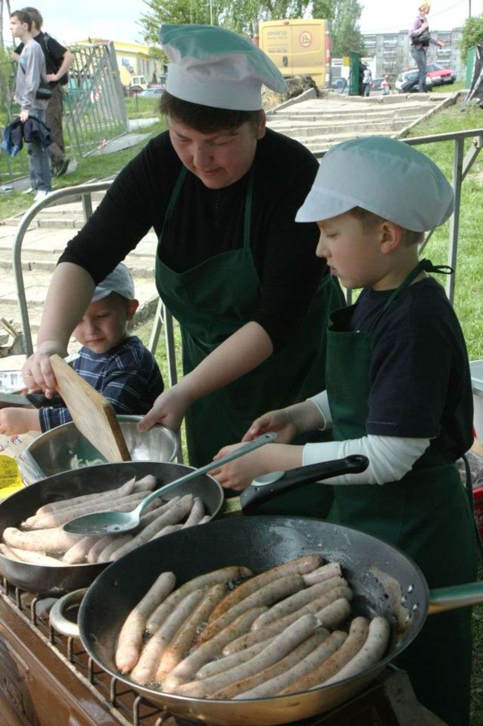  Burmistrz Poniatowej Lilla Stefanek gotuje z synami Mikolajem i Mackiem kielbaski po prowansalsku