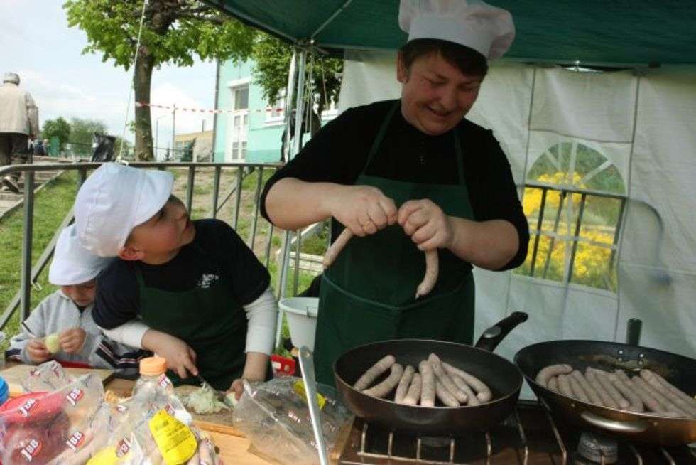  Burmistrz Poniatowej Lilla Stefanek gotuje z synami Mikolajem i Mackiem kielbaski po prowansalsku