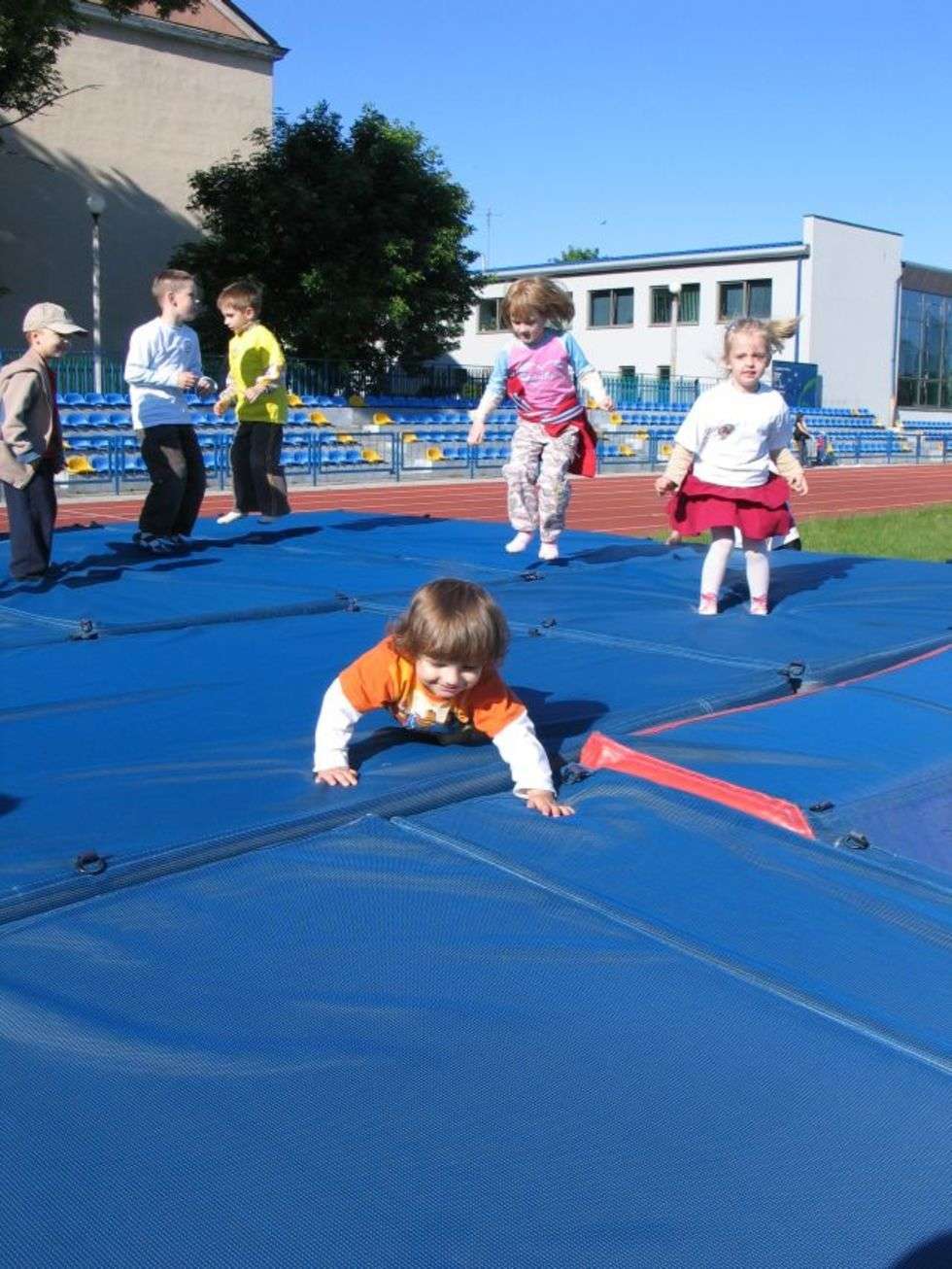  Na dzieci czekalo 100 róznych zabawowych konkurencji
 
