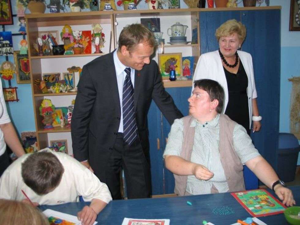  Premier ozmawial i śpiewal z dziecmi niepelnosprawnymi w budynku warsztatów terapii zajeciowej