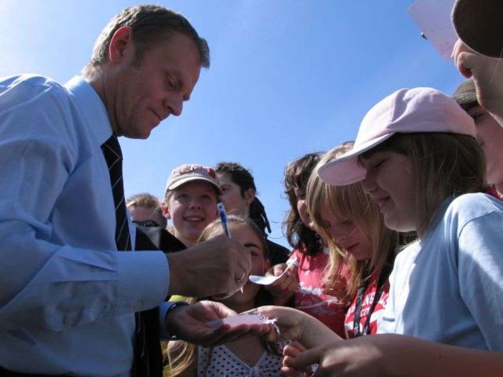  Premier rozdaje dzieciom autografy
