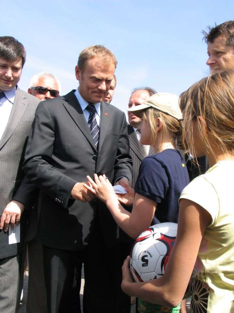  Premier Donald Tusk rozdaje autografy