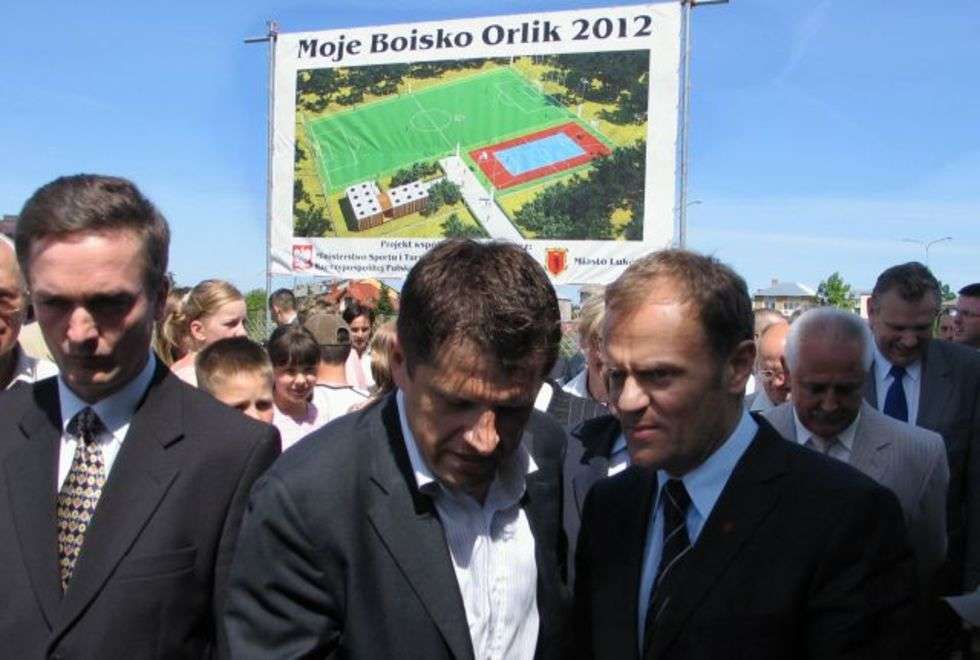  Premier ogląda rozpoczynaną budowe pierwszego na LubelszczyLnie boiska sportowego przy lukowskiej SP nr 5 w ramach rządowego programu „Moje boisko - Orlik 2012”.