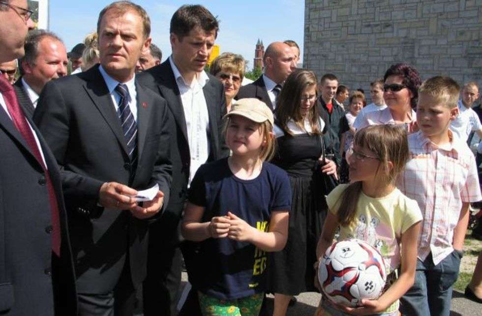  Premier Donald Tusk ogląda budowe boiska w towarzystwie pochodzącego z tego miasta pilkarza Cezarego Kucharskiego