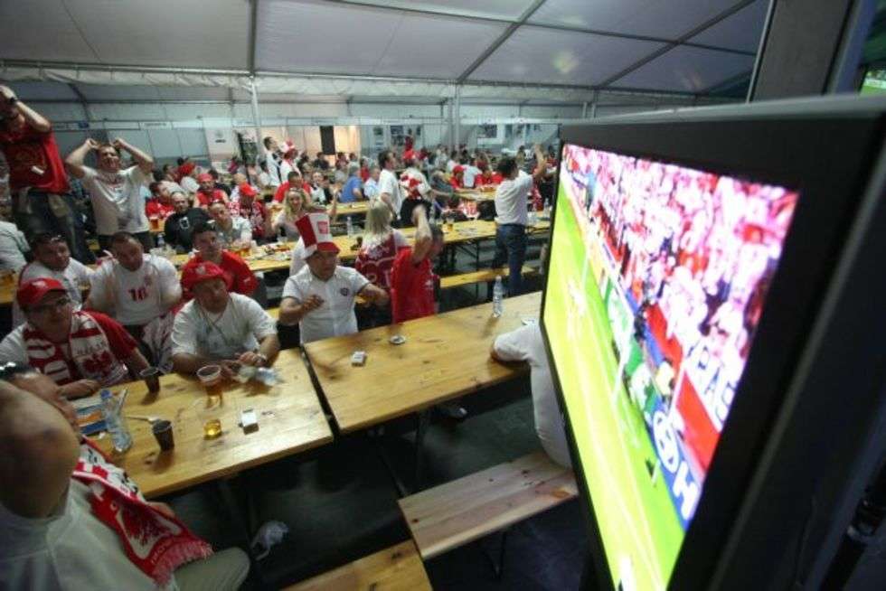  Lublinianie oglądali mecz na telebimie ustawionym pod namiotem