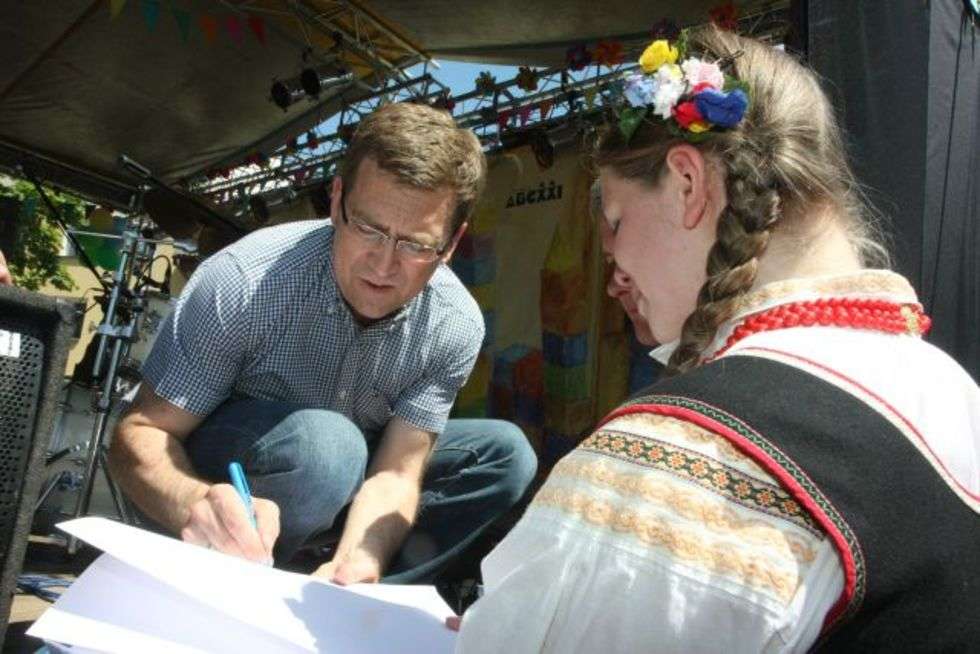  Maciej Orloś dziennikarz TVP rozdaje autografy