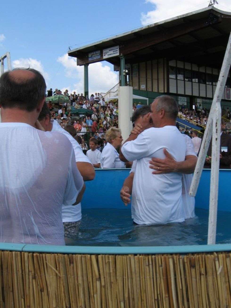  68 nowych wyznawców wzielo udzial w chrzcie polegającym na calkowitym zanurzeniu w wodzie. 