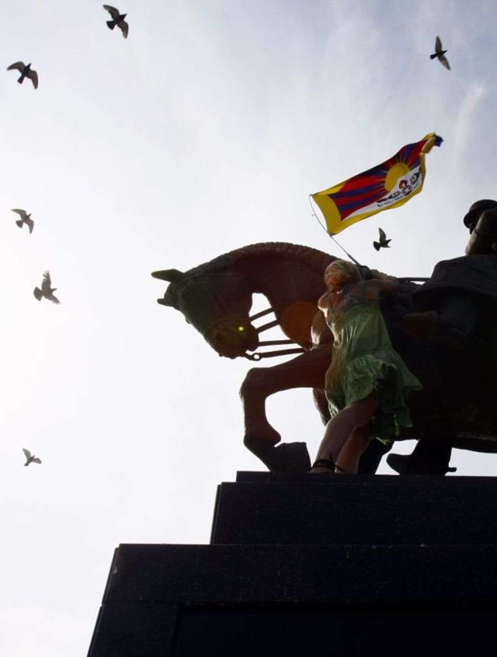  Flaga Tybetu zawieszona na pomniku Józefa Pilsudskiego.
