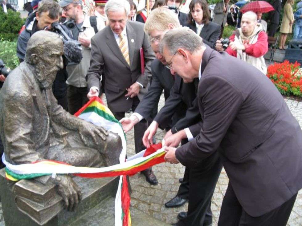  Tlumy absolwentów przybyly by podziwiac uroczyste odslanianie pomnika-laweczki Józefa Ignacego Kraszewskiego na pl. Wolności. 