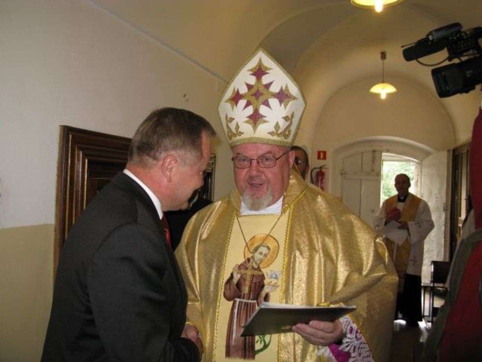  Tytul honorowego obywatela zostal wreczony biskupowi drohiczynskiemu Antoniemu Pacyfikowi Dydyczowi w trakcie mszy św. w kościele św. Antoniego, gdzie w latach 1967-76 jako zakonnik nauczal licealistów religii.
