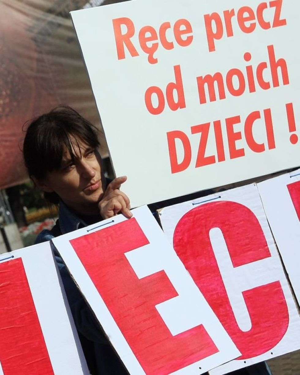  Lublin. Protest przeciwko rządowym planom obnizenia wieku szkolnego. Pikiete zorganizowala Unia Polityki Realnej.
