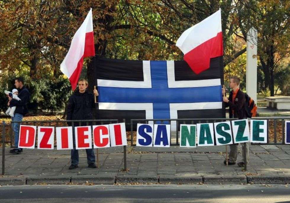  Lublin. Protest przeciwko rządowym planom obnizenia wieku szkolnego. Pikiete zorganizowala Unia Polityki Realnej.
