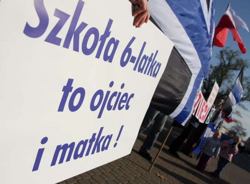  Lublin. Protest przeciwko rządowym planom obnizenia wieku szkolnego. Pikiete zorganizowala Unia Polityki Realnej.
