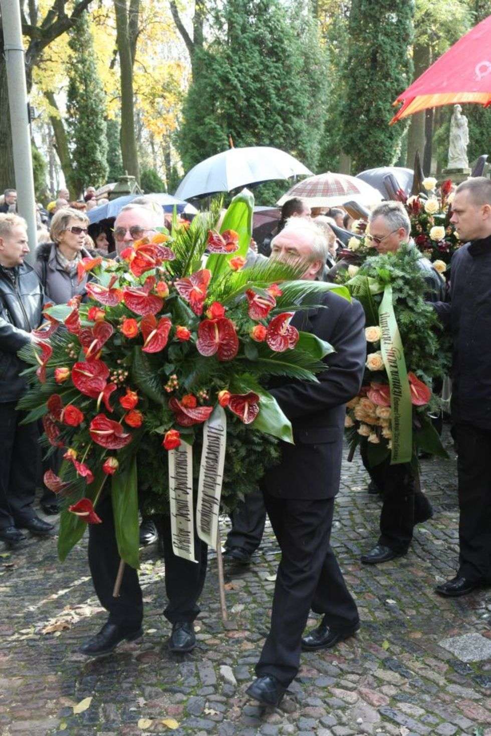  Prof. Maciej Latalski, rektor i wielki reformator lubelskiej Akademii Medycznej zostal pochowany na cmentarzu przy ul. Lipowej w Lublinie. 
