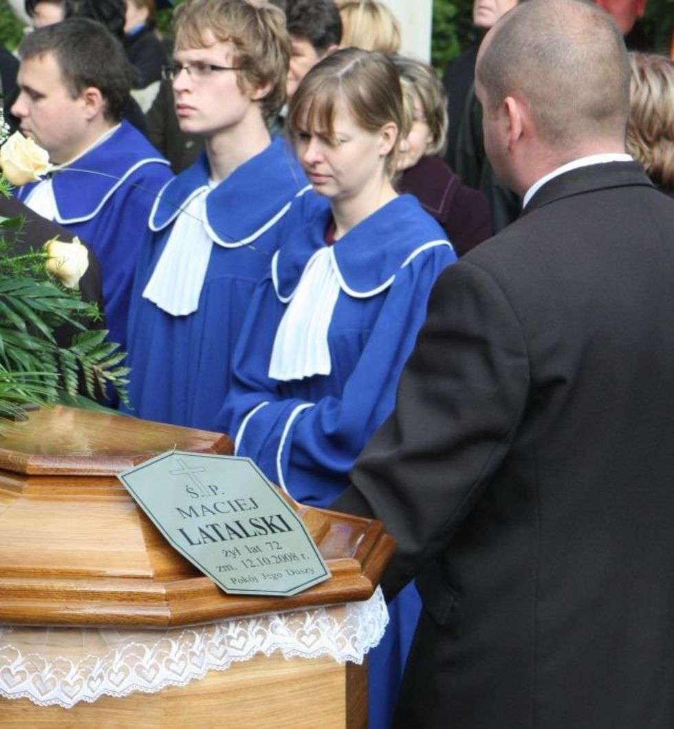  Prof. Maciej Latalski, rektor i wielki reformator lubelskiej Akademii Medycznej zostal pochowany na cmentarzu przy ul. Lipowej w Lublinie. 
