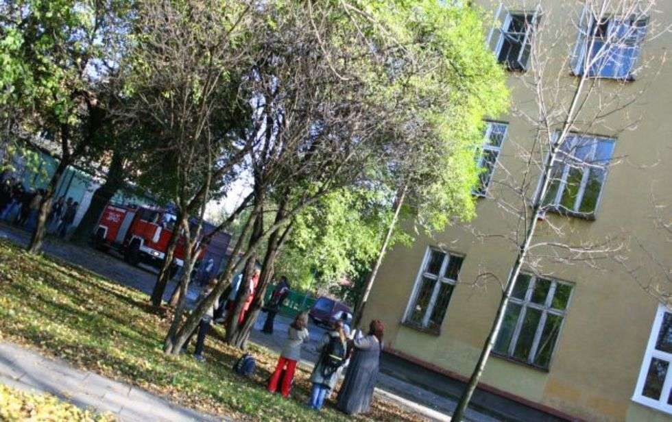  W środe 29 paLdziernika doszlo tez do pozaru w Szkole Podstawowej nr 7 przy ul. Sienkiewicza w Zamościu. Dyrekcja szkoly jeszcze przed przybyciem strazaków ewakuowala ponad 200 uczniów. 
