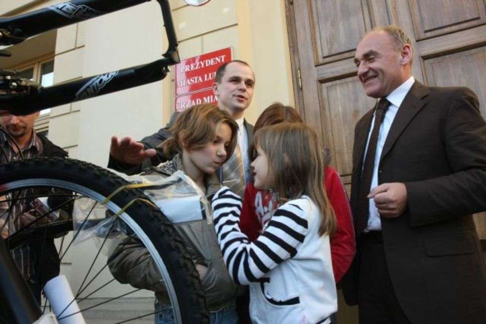  Czeslaw Lang przekazal lubelskim domom dziecka rowery by zatrzec zle wrazenie po porazce wyścigu w Lublinie. 
