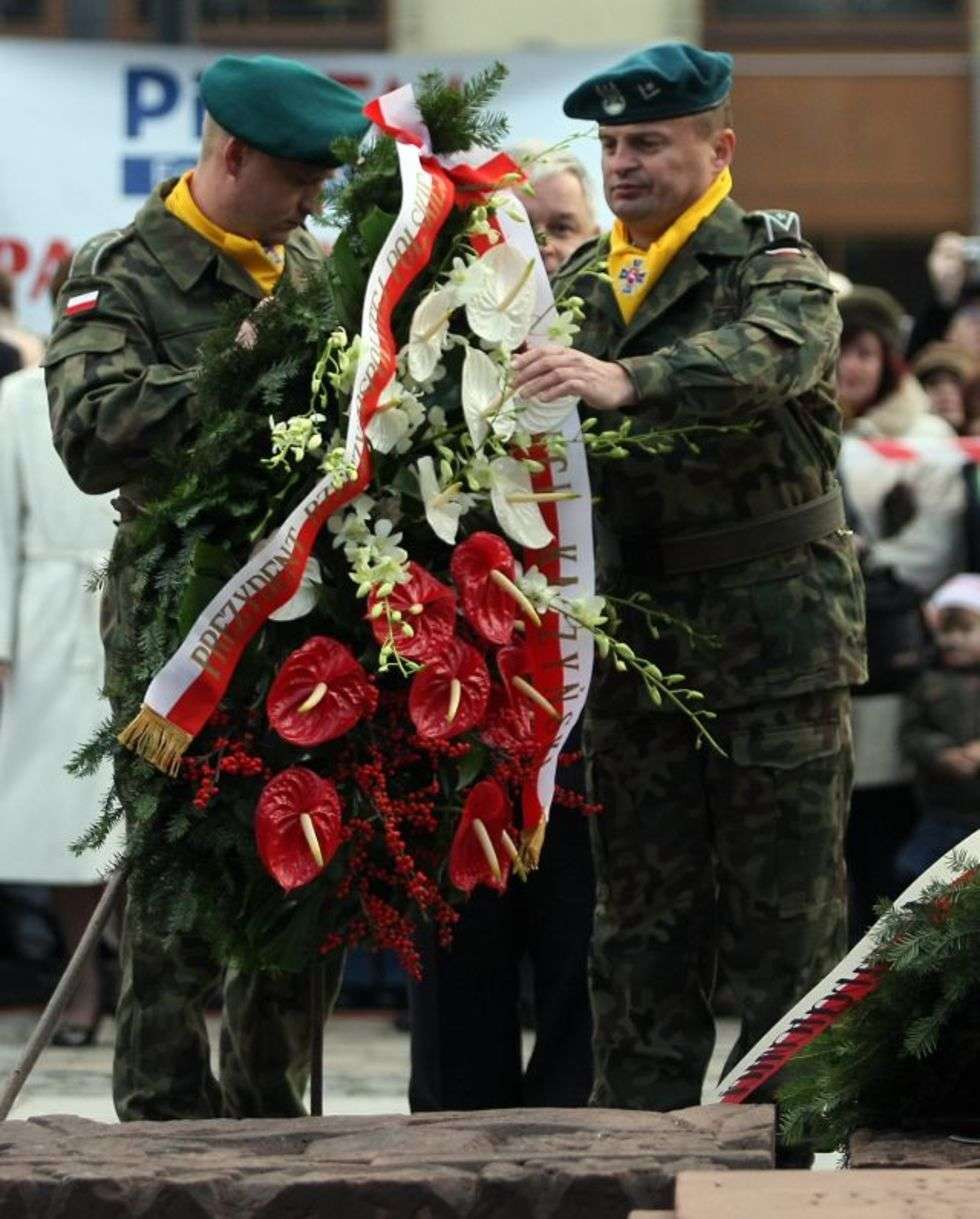  Prezydent Lech Kaczynski sklada wieniec pod pomnikiem marszalka Józefa Pilsudskiego

