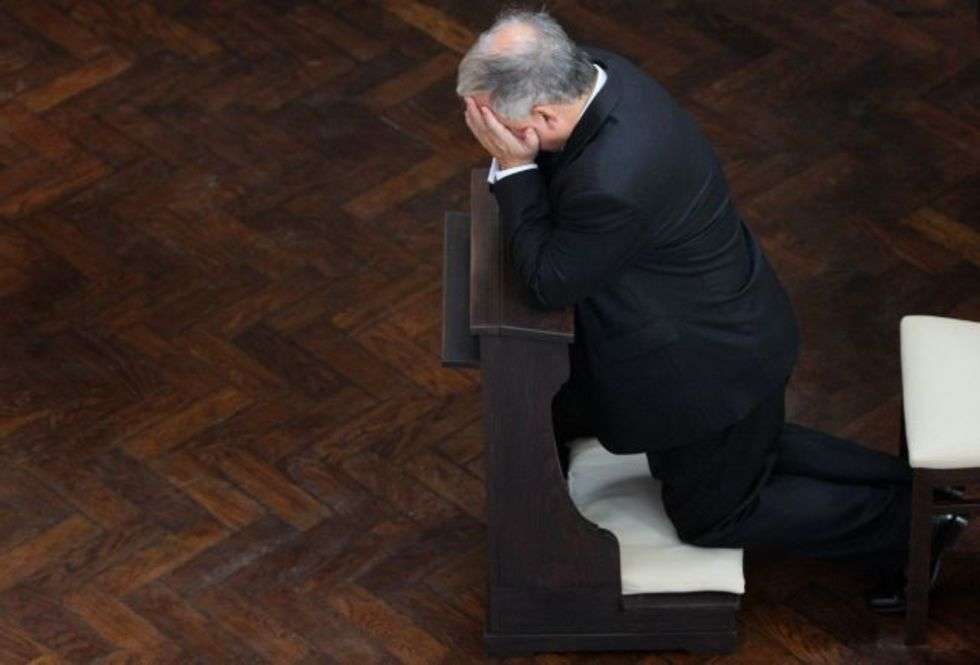  Prezydent Lech Kaczynski modli sie w kościele akademickim KUL