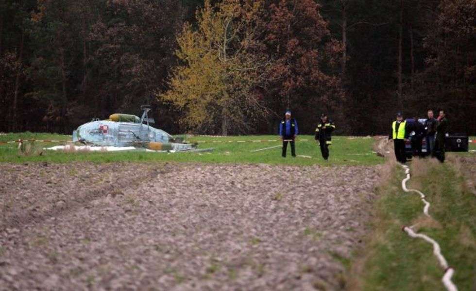  Ciezko-rannego pilota zabral śmiglowiec pogotowia ratunkowego.