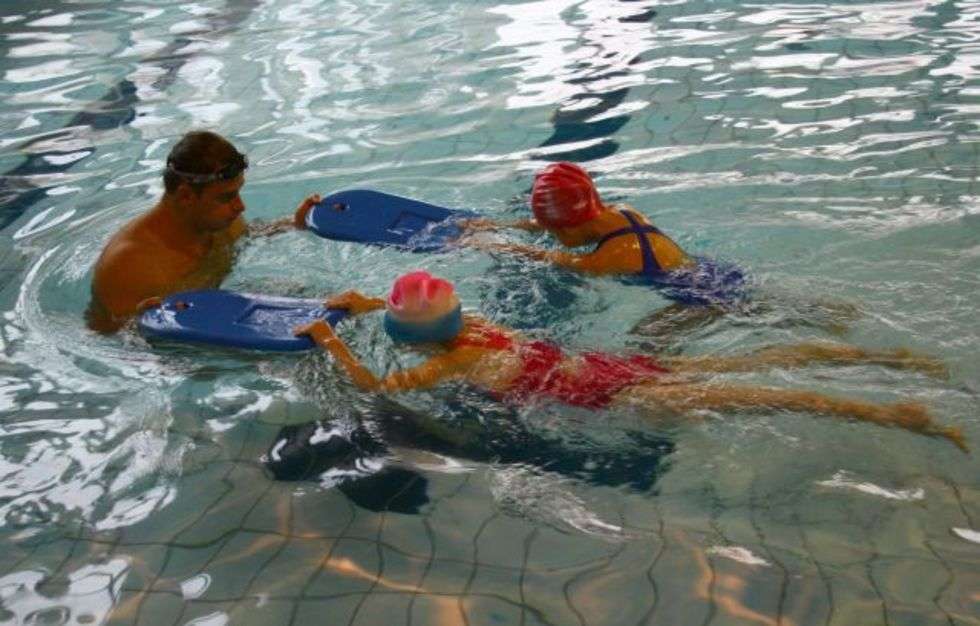  Zamośc. Juz nie tylko wszystkie pierwszaki, ale takze sześciolatki z kilku miejskich placówek biorą udzial w Programie Powszechnej Nauki Plywania. Za jego realizacje placi samorząd, wspierany przez Ministerstwo Sportu.
