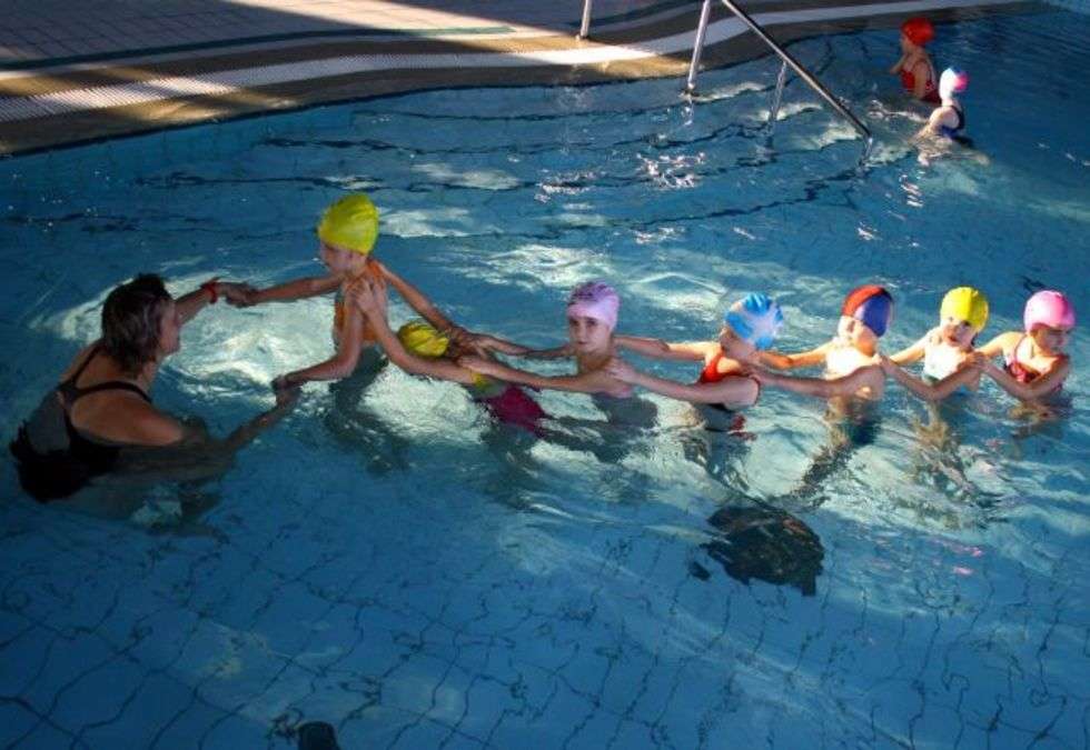  Zamośc. Juz nie tylko wszystkie pierwszaki, ale takze sześciolatki z kilku miejskich placówek biorą udzial w Programie Powszechnej Nauki Plywania. Za jego realizacje placi samorząd, wspierany przez Ministerstwo Sportu.
