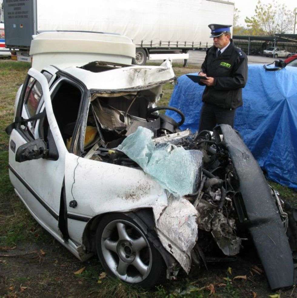  Cztery osoby zginely w wypadku na K-2 w Horbowie w pow. bialskim. Czolowo zderzly sie dwa samochody osobowe: opel vectra i volkswagen jetta. 

