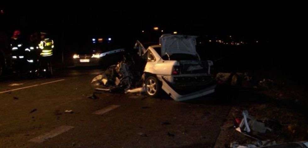  Cztery osoby zginely w wypadku na K-2 w Horbowie w pow. bialskim. Czolowo zderzly sie dwa samochody osobowe: opel vectra i volkswagen jetta. 
