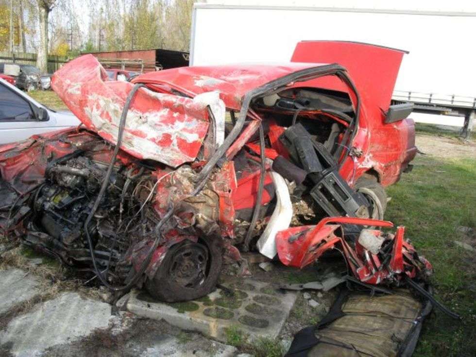 Cztery osoby zginely w wypadku na K-2 w Horbowie w pow. bialskim. Czolowo zderzly sie dwa samochody osobowe: opel vectra i volkswagen jetta. 
