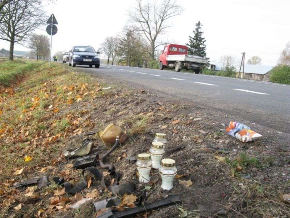  Cztery osoby zginely w wypadku na K-2 w Horbowie w pow. bialskim. Czolowo zderzly sie dwa samochody osobowe: opel vectra i volkswagen jetta. 

