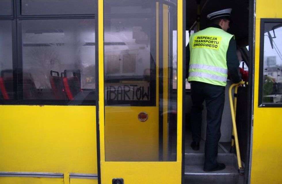  Inspektorzy ITP skontrolowali 15 busów na trasie Lublin-Lubartów. Wszczeto 4 postepowania zagrozone karą 3000 zlotych, nalozono 7 mandatów i zatrzymano 4 dowody rejestracyjne.
