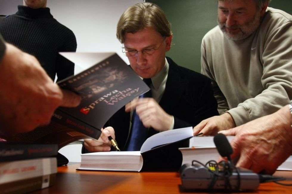  Dr Cenckiewicz podpisuje swoją ksiązke