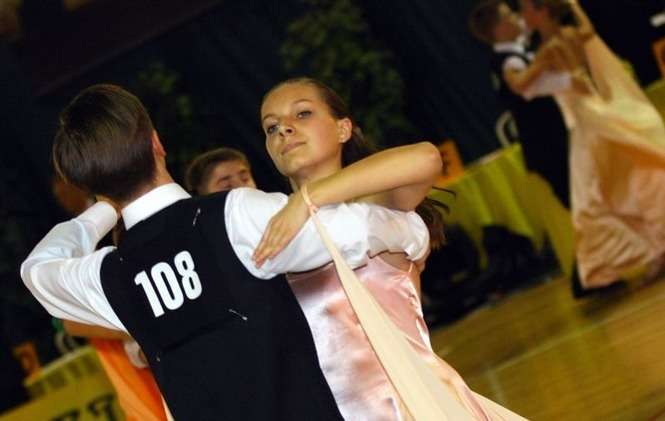 Ponad 250 par tanecznych spotkalo sie w weekend w Zamościu na turnieju o Grand Prix Polski Tanca Towarzyskiego. Podczas dwudniowej imprezy pary prezentowaly sie w tancach standardowych i latynoamerykanskich. 
