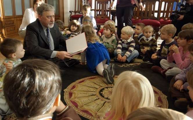 Prezydent czyta dzieciom