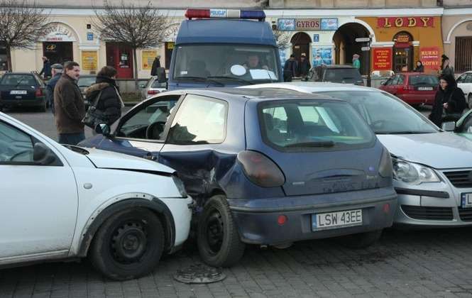Na Placu Zamkowym w Lublinie kobieta za kierownicą  opla staranowala stojącego na placu fiata, ten uderzyl w volkswagena, a ten z kolei wpadl na skode. 

