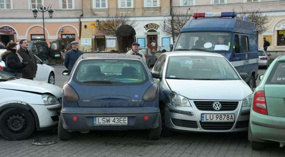  Na Placu Zamkowym w Lublinie kobieta za kierownicą  opla staranowala stojącego na placu fiata, ten uderzyl w volkswagena, a ten z kolei wpadl na skode. 
