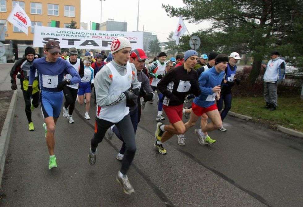  Ponad 60 biegaczy stawilo sie na starcie 
II Ogólnopolskiego Biegu Barbórkowego „Solidarności”. Zawodnicy musieli pokonac blisko 13-kilometrowy odcinek z Bogdanki do Lecznej. 
