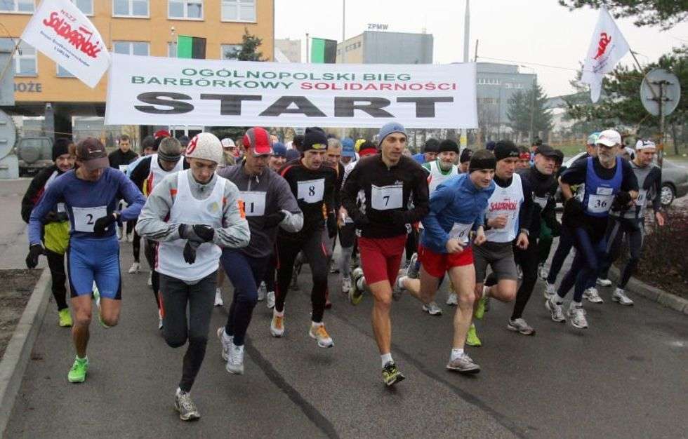  Ponad 60 biegaczy stawilo sie na starcie 
II Ogólnopolskiego Biegu Barbórkowego „Solidarności”. Zawodnicy musieli pokonac blisko 13-kilometrowy odcinek z Bogdanki do Lecznej. 
