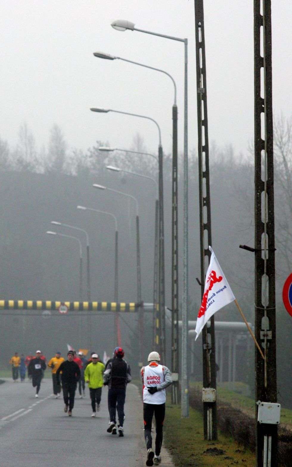  Ponad 60 biegaczy stawilo sie na starcie 
II Ogólnopolskiego Biegu Barbórkowego „Solidarności”. Zawodnicy musieli pokonac blisko 13-kilometrowy odcinek z Bogdanki do Lecznej. 

