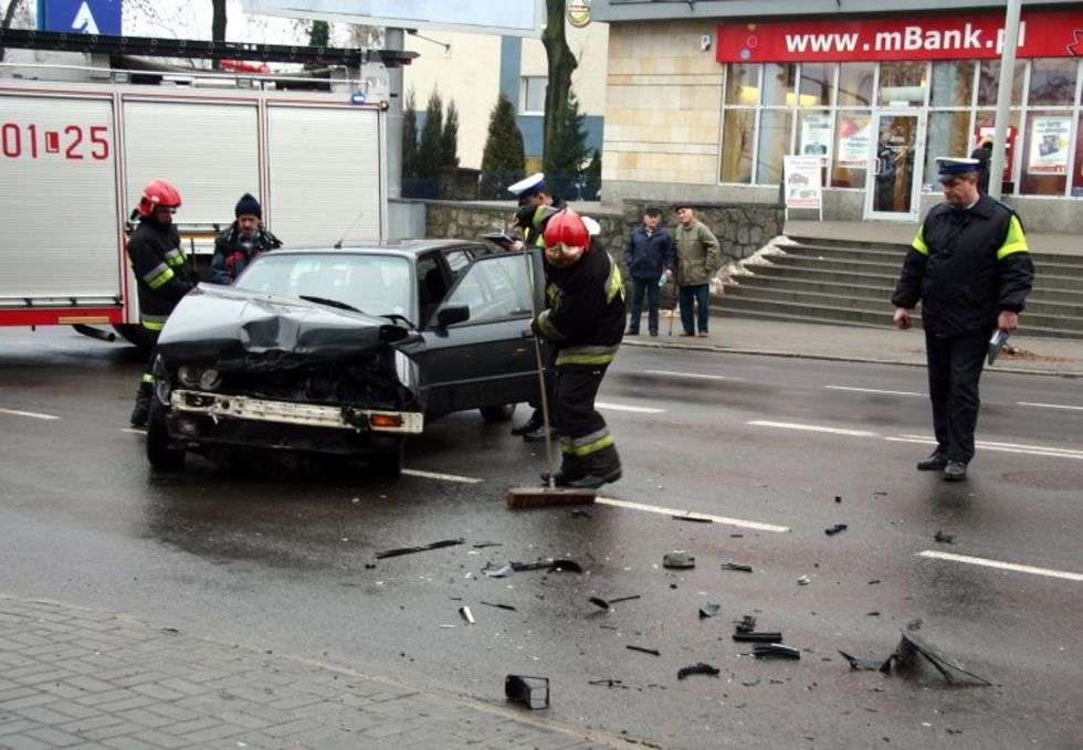  Wypadek na skrzyzowaniu al. Pilsudskiego i ul. Dolnej Panny Marii. BMW zderzylo sie z nissanem, który nastepnie uderzyl w slup. Do szpitala trafilo dwóch pieszych i pasazerka jednego z aut.
