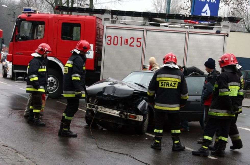  Wypadek na skrzyzowaniu al. Pilsudskiego i ul. Dolnej Panny Marii. BMW zderzylo sie z nissanem, który nastepnie uderzyl w slup. Do szpitala trafilo dwóch pieszych i pasazerka jednego z aut.
