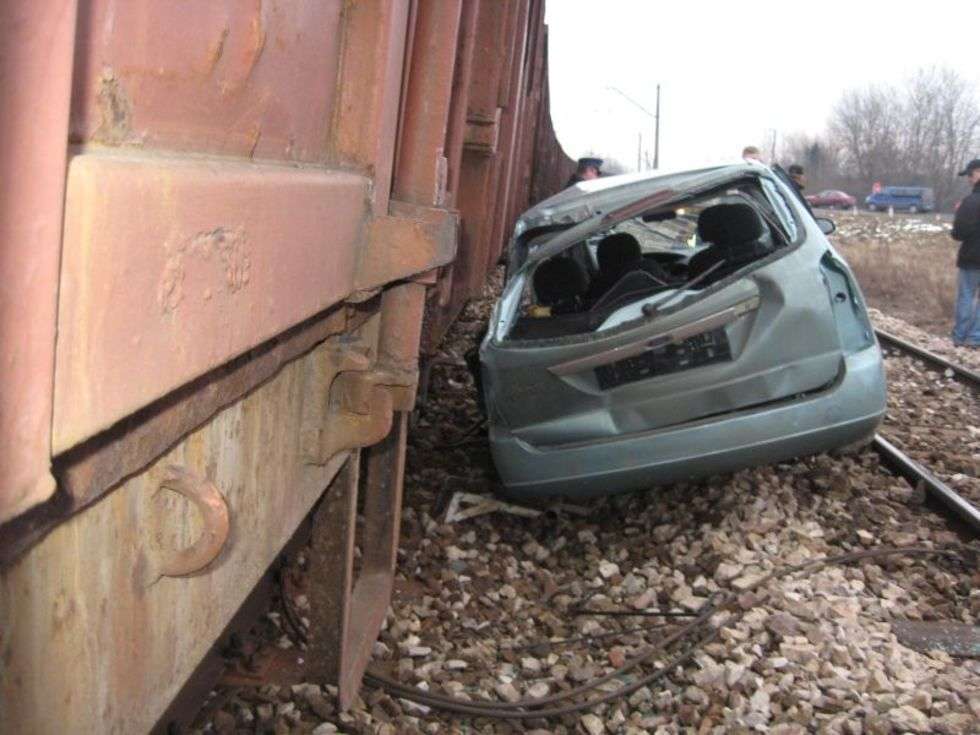  Ford zderzyl sie z pociągiem